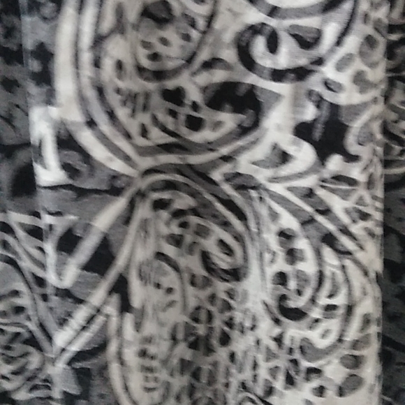 J Valdi grey and white geometric swirls tunic - Picture 2 of 9